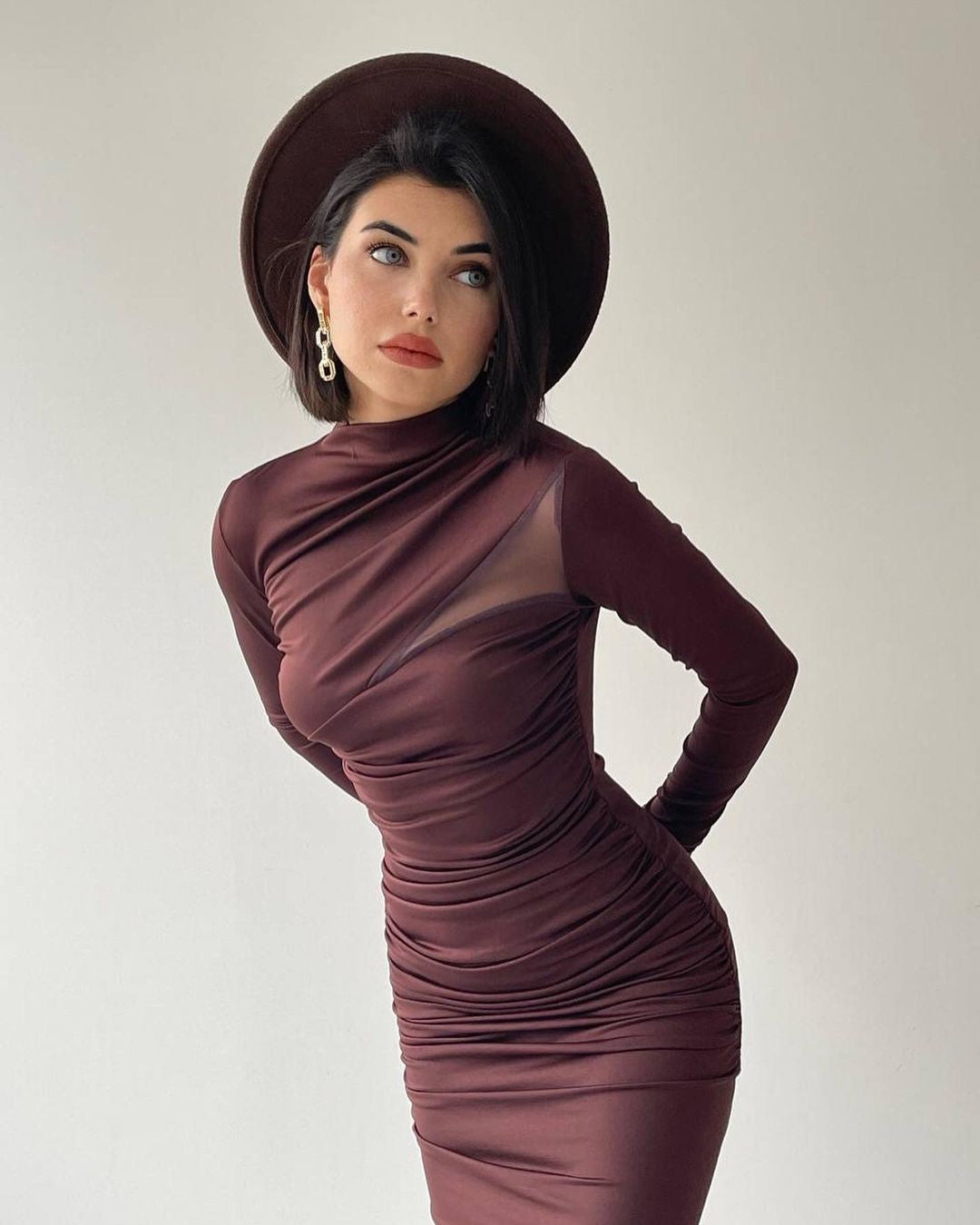 Robe Moulante Marron à Épaule Dénudée