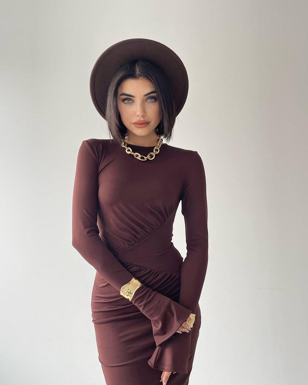 Robe moulante marron à détail drapé
