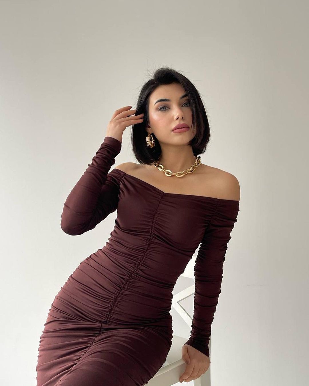Robe moulante drapée à épaules dénudées marron